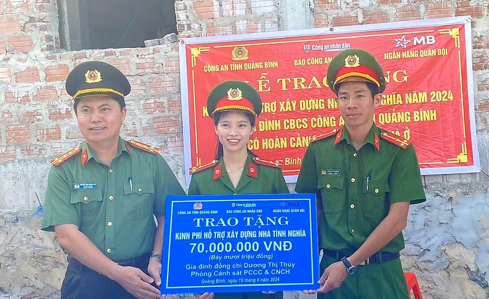 Trao kinh phí hỗ trợ xây nhà ở cho 2 cán bộ Công an Quảng Bình -0