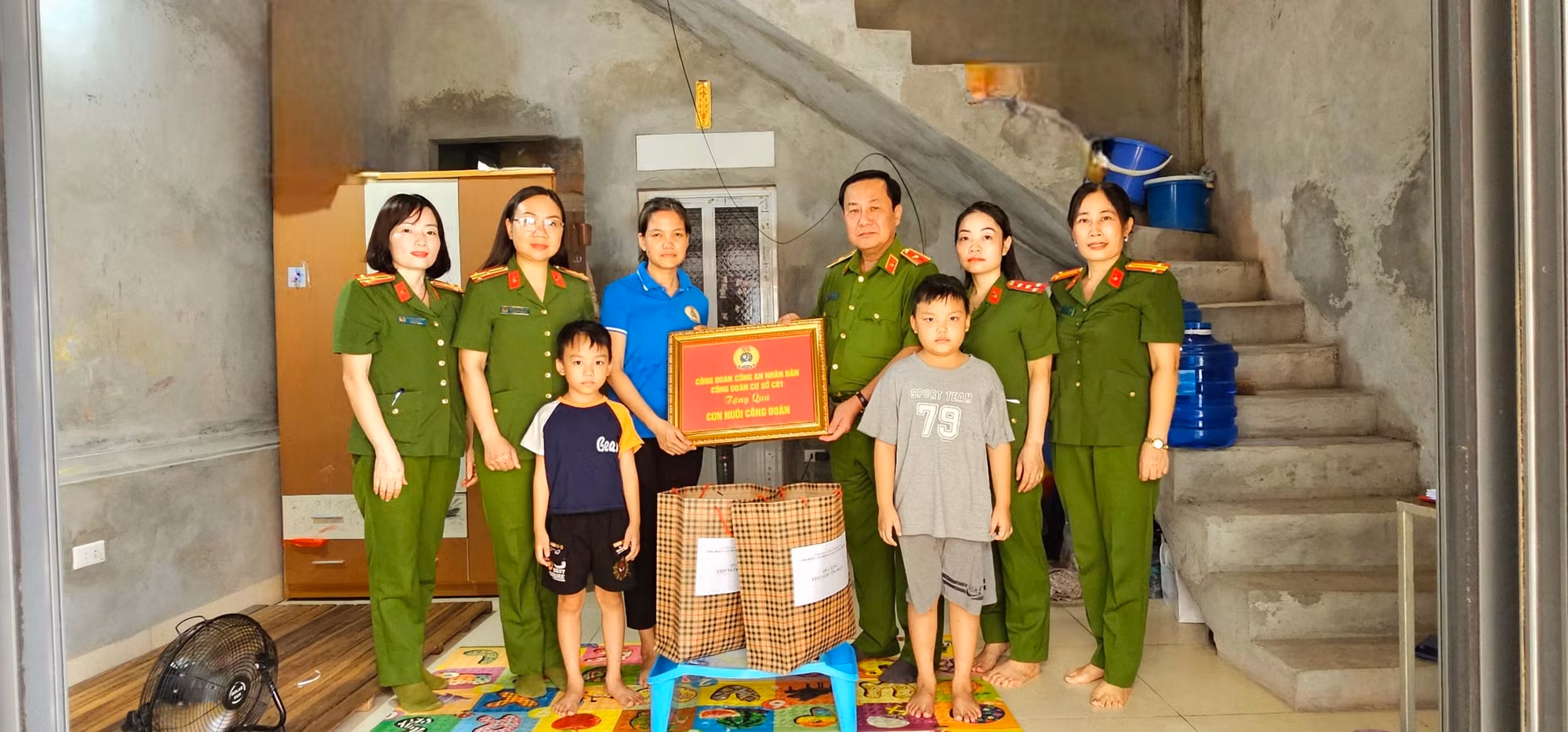 Trao quà, hỗ trợ “Con nuôi Công đoàn” của Văn phòng Cơ quan Cảnh sát điều tra, Bộ Công an -0