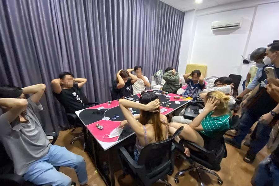 Biến căn phòng trong căn nhà thuê thành sòng bạc Poker -0