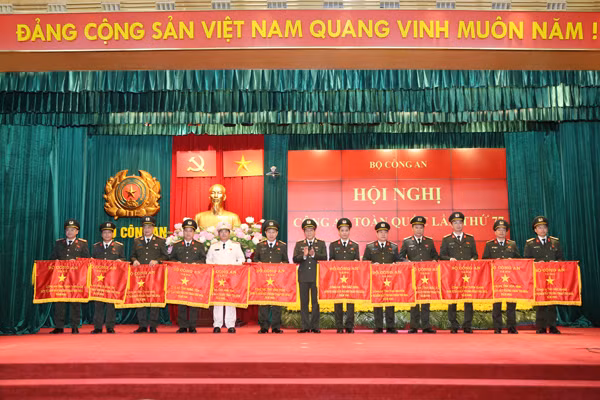 Lãnh đạo Bộ Công an trao danh hiệu thi đua tặng Công an các đơn vị, địa phương -1
