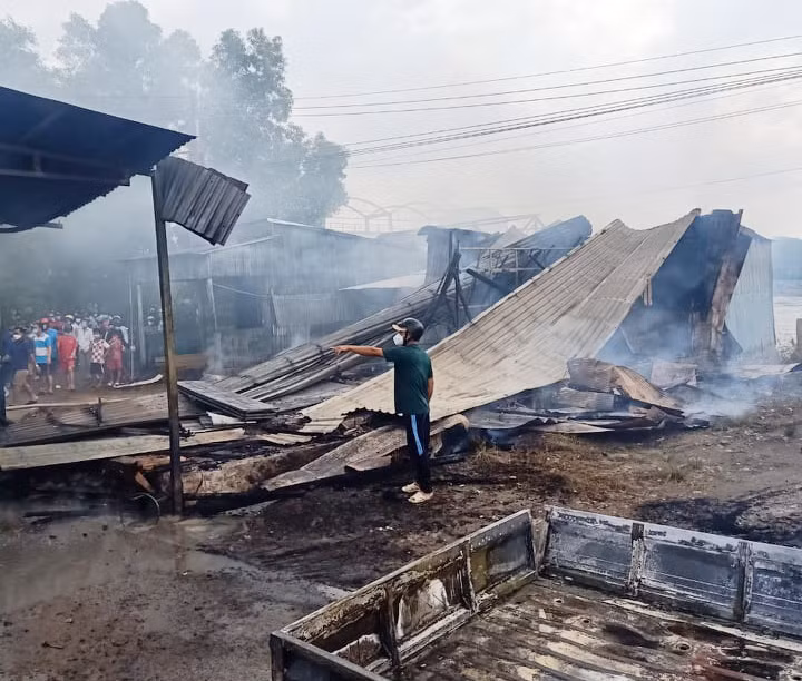 Xe tải chở dầu bốc cháy, thiêu rụi 4 căn nhà -0
