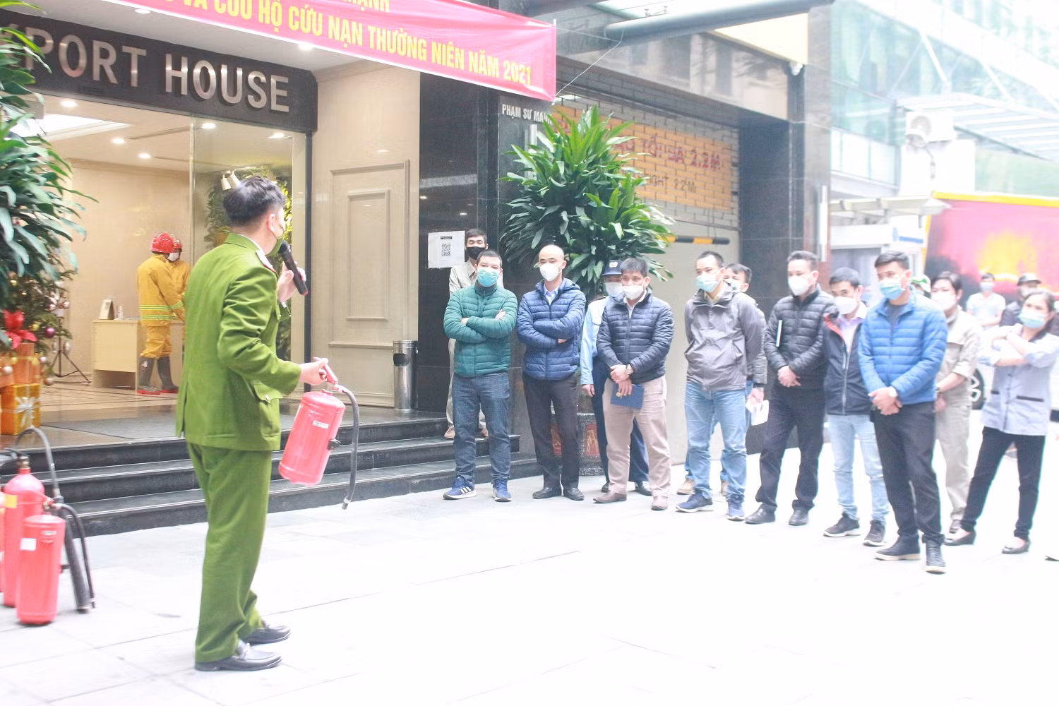 Công an quận Hoàn Kiếm tập huấn, diễn tập phòng cháy chữa cháy và cứu nạn cứu hộ -0