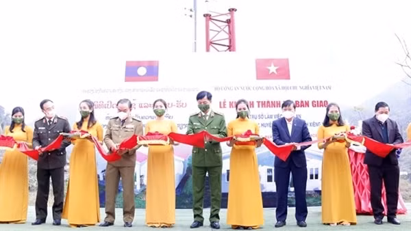 Những ngôi nhà góp phần tô thắm tình đoàn kết hữu nghị Việt – Lào ảnh 3