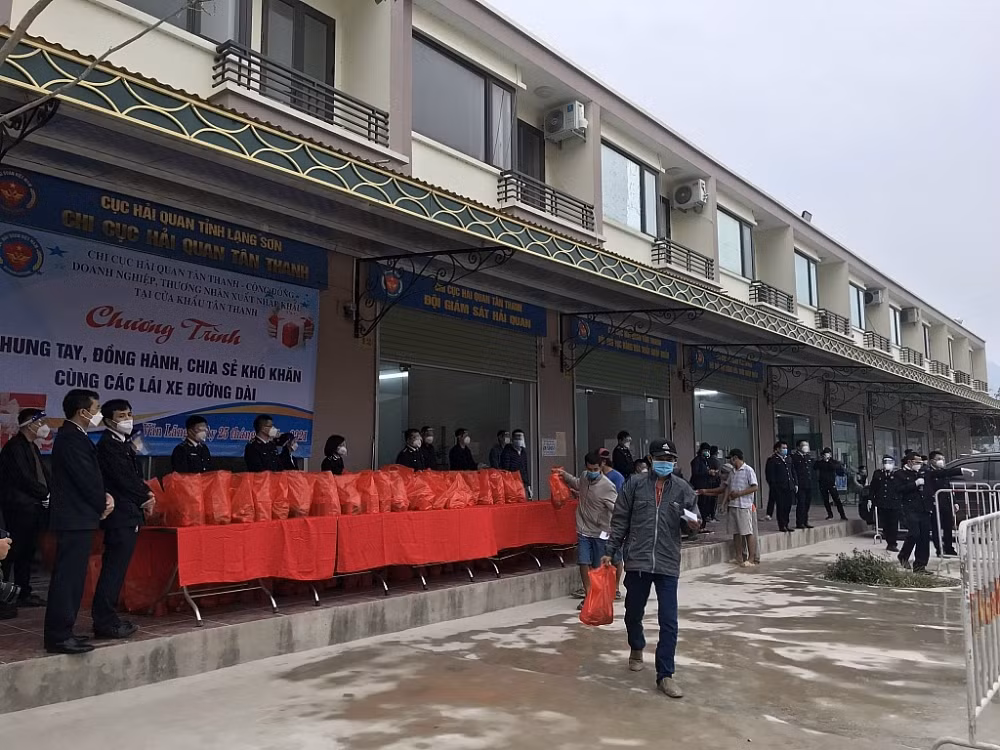 Hải quan Tân Thanh trao tặng gần 1000 “Túi an sinh” cho lái xe đường dài -0