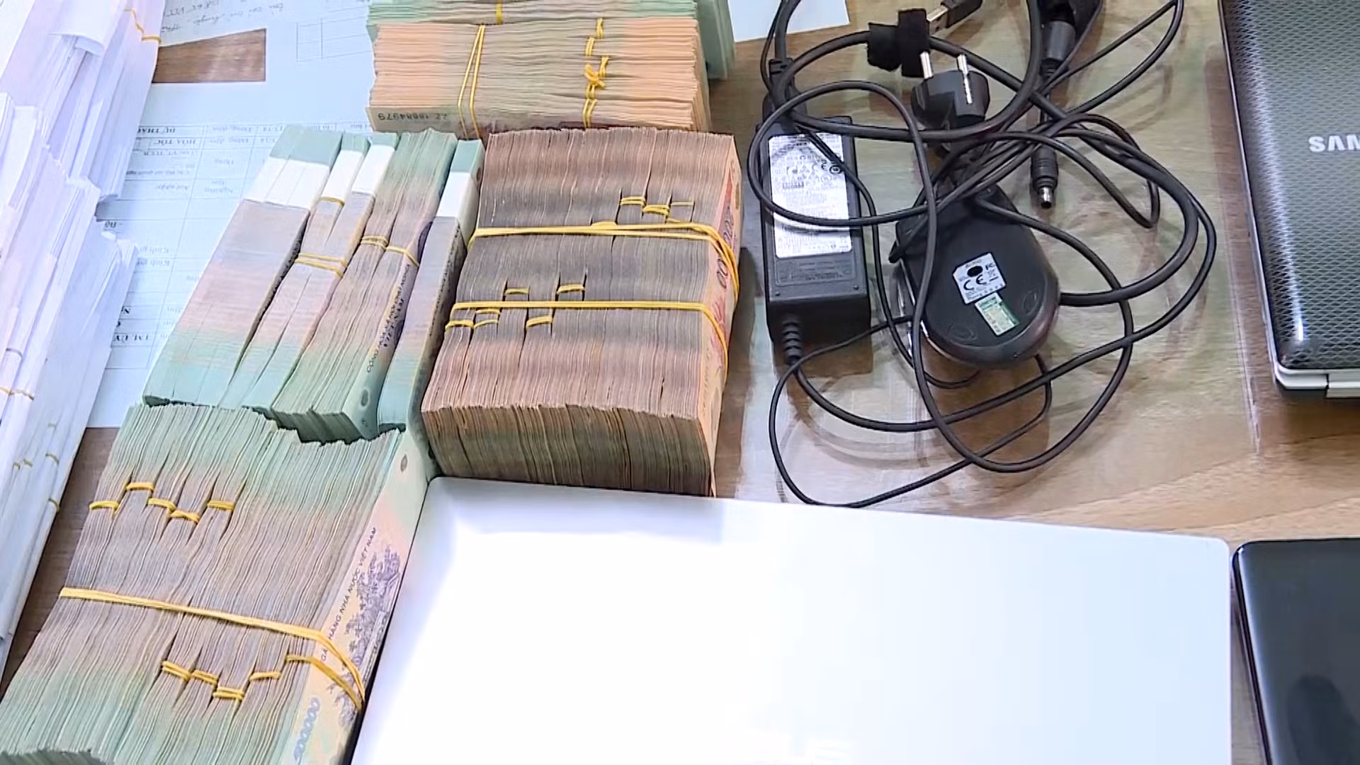 Tạm giữ 15 đối tượng trong đường dây đánh bạc hơn 1.000 tỷ đồng qua mạng -0