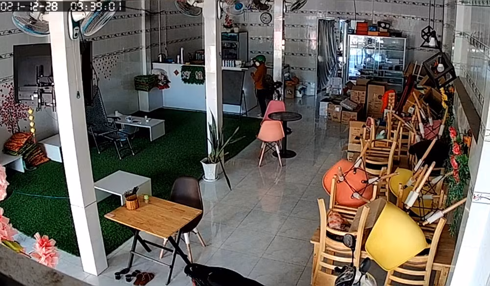 Nữ quái “dọn đồ” quán trà sữa không người trông coi -0