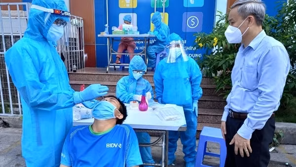 Tiêm vaccine&nbsp;COVID-19 lưu động tại nhà để không bỏ sót nhóm nguy cơ ảnh 3
