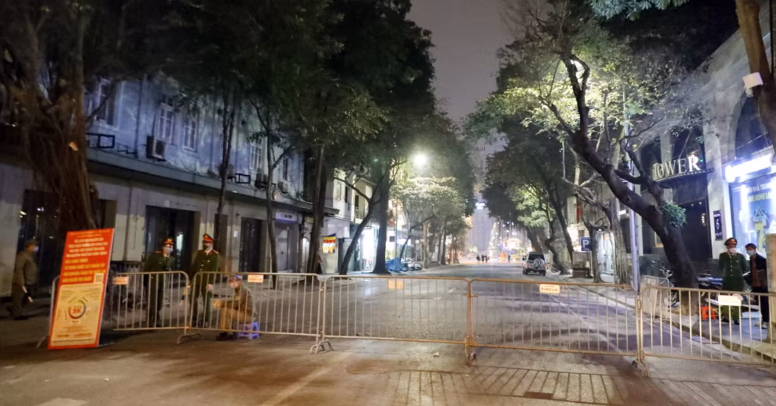 Đảm bảo an toàn giữa “bão dịch” để người dân vui đón Giáng sinh ấm áp -1