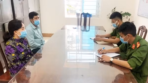 Công an Đắk Nông tặng quà Tết tại buôn kết nghĩa ảnh 3