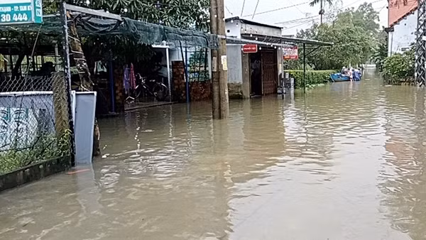 Mưa lũ trái mùa làm hàng chục nhà dân tốc mái, nhiều ghe thuyền bị chìm ảnh 3