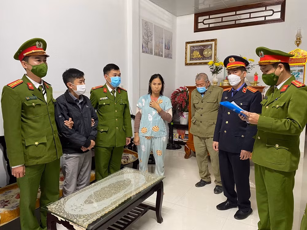 Bán hơn 1.000 hóa đơn VAT “khống”, nhân viên cây xăng vào tù -0
