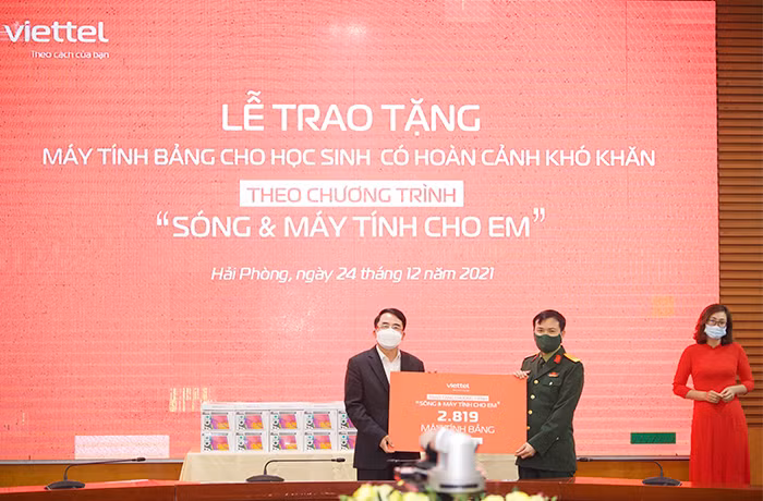 Viettel hoàn thành trao tặng 37.000 máy tính bảng cho các em học sinh khó khăn -0