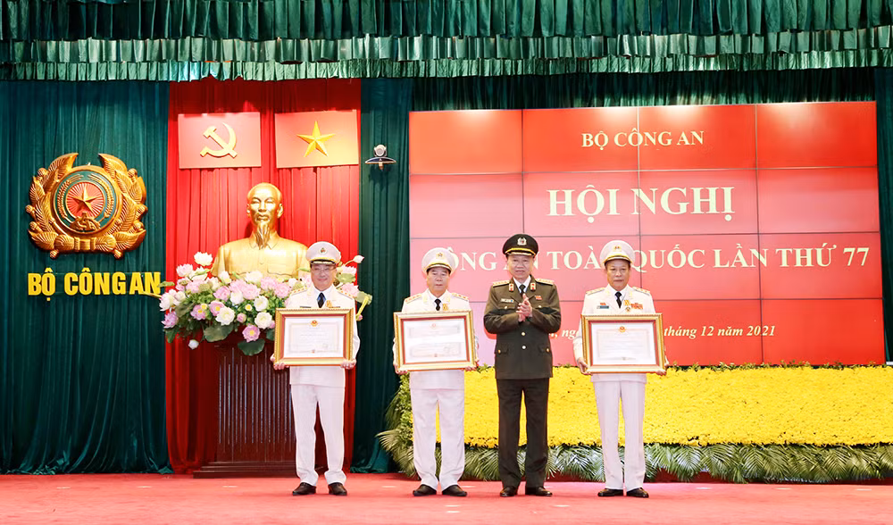 Trao tặng những phần thưởng cao quý của Đảng, Nhà nước cho các đồng chí có thành tích đặc biệt xuất sắc -0