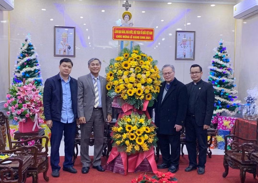 Chủ tịch nước Nguyễn Xuân Phúc gửi lẵng hoa chúc mừng Giáng sinh đến Tòa Tổng Giám mục Giáo phận Huế -0