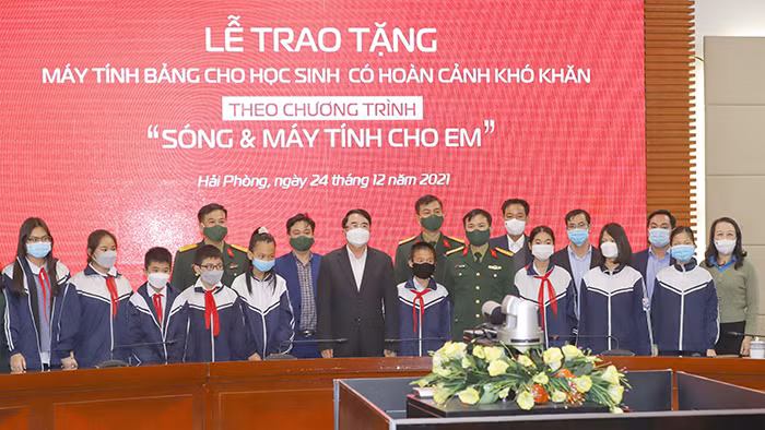 Viettel hoàn thành trao tặng 37.000 máy tính bảng cho các em học sinh khó khăn -0