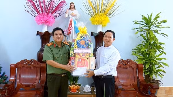 Noel lặng lẽ ở Nhà Thờ Lớn&nbsp;giữa ngày dịch COVID-19 ảnh 13