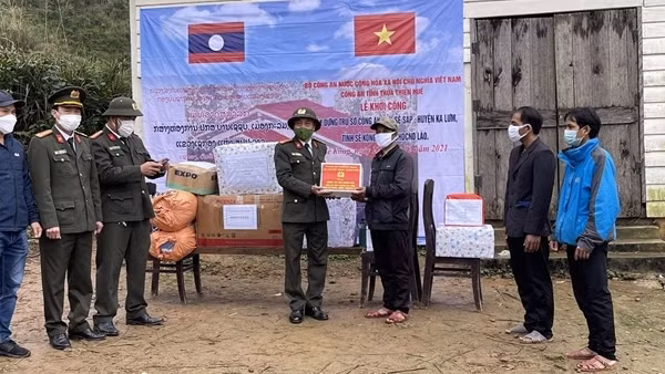 Bộ Công an Việt Nam bàn giao trụ sở công an bản đầu tiên cho Lào ảnh 2