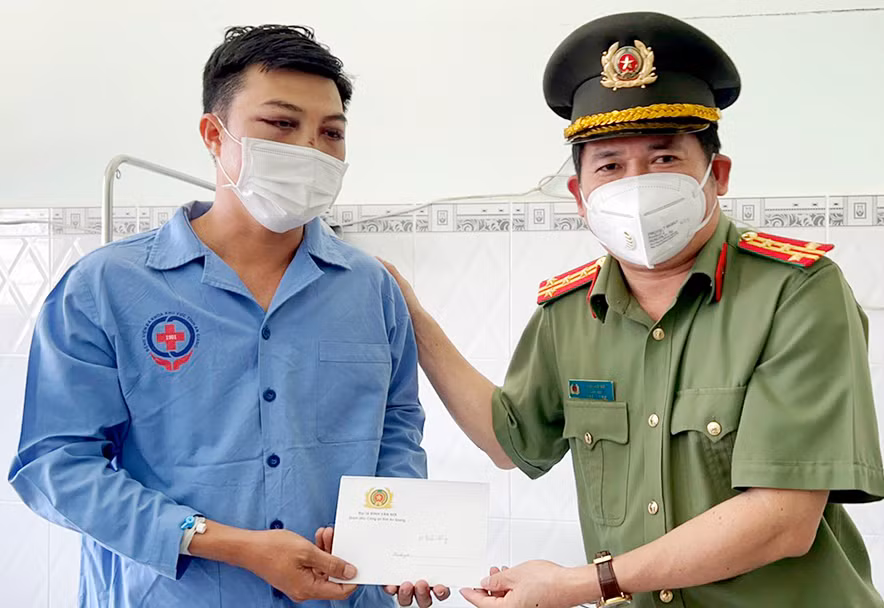 Thăm hỏi, động viên CBCS bị thương khi làm nhiệm vụ -0