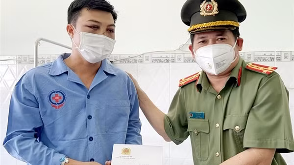Thăm hỏi CBCS bị thương trong lúc làm nhiệm vụ ảnh 4
