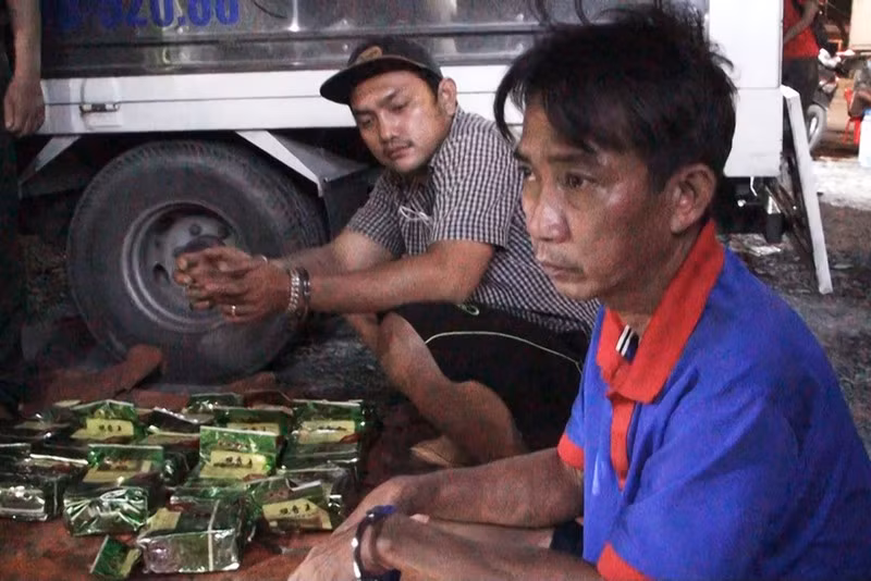 Bên trong các thùng xốp chứa hàng ngàn con lươn là 50kg ma túy -2