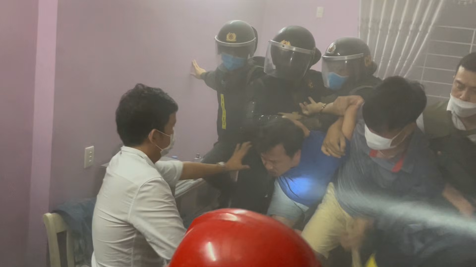 Đòi tiền không được, con nghiện ôm can xăng định đốt nhà cha mẹ -0
