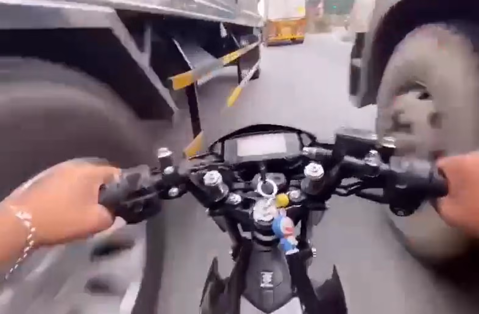 Bị giữ xe, 2 “quái xế” vẫn đăng clip chạy xe “tốc độ bàn thờ” lên mạng -0