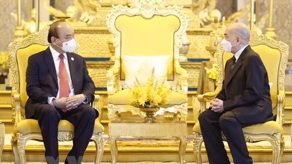 Chủ tịch nước gửi lẵng hoa chúc mừng Giáng sinh đến Tòa Tổng Giám mục Giáo phận Huế ảnh 3