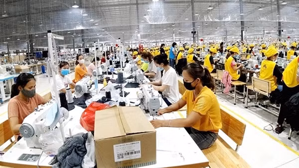 Công nhân ồ ạt về quê, doanh nghiệp vẫn “khát” lao động