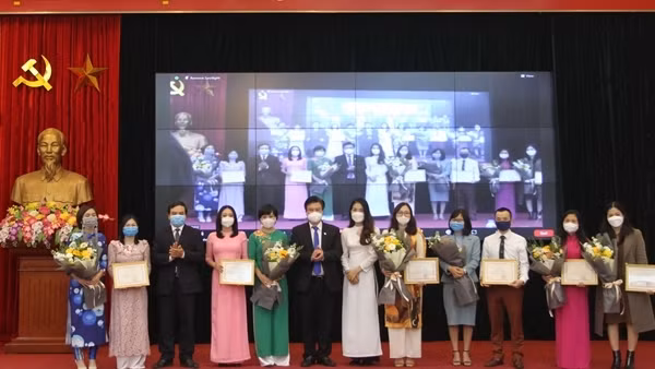 Trao giải Cuộc thi Biên soạn sách, tài liệu dạy và học tiếng Việt cho người Việt Nam ở nước ngoài