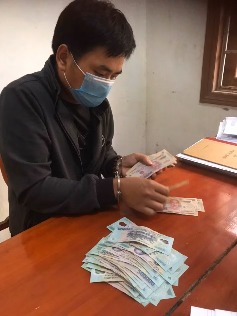 Bắt đối tượng rút trộm 51 triệu đồng trong thẻ ATM -0