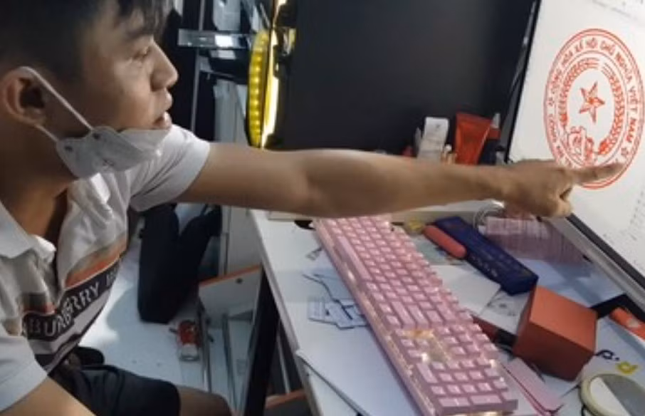 Sản xuất tiền giả bằng giấy A4 sau đó đem tráo lấy tiền thật mua ma túy -0
