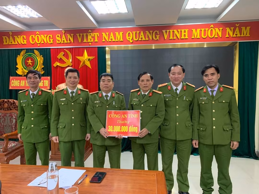 Khen thưởng lực lượng phá vụ án nhóm đối tượng đánh người trong đêm, gây tử vong -0