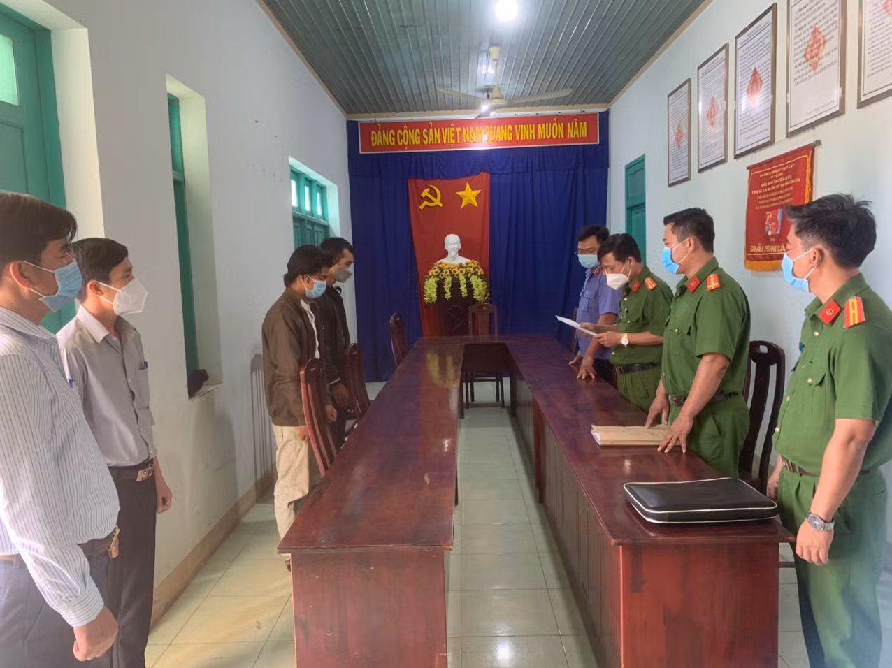 Triệt phá nhóm đối tượng chuyên trộm cắp dây điện chong đèn thanh long -0