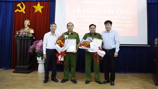 Trao thưởng cho lực lượng phối hợp khám phá chuyên án tàng trữ, mua bán 17 kg ma túy ảnh 3
