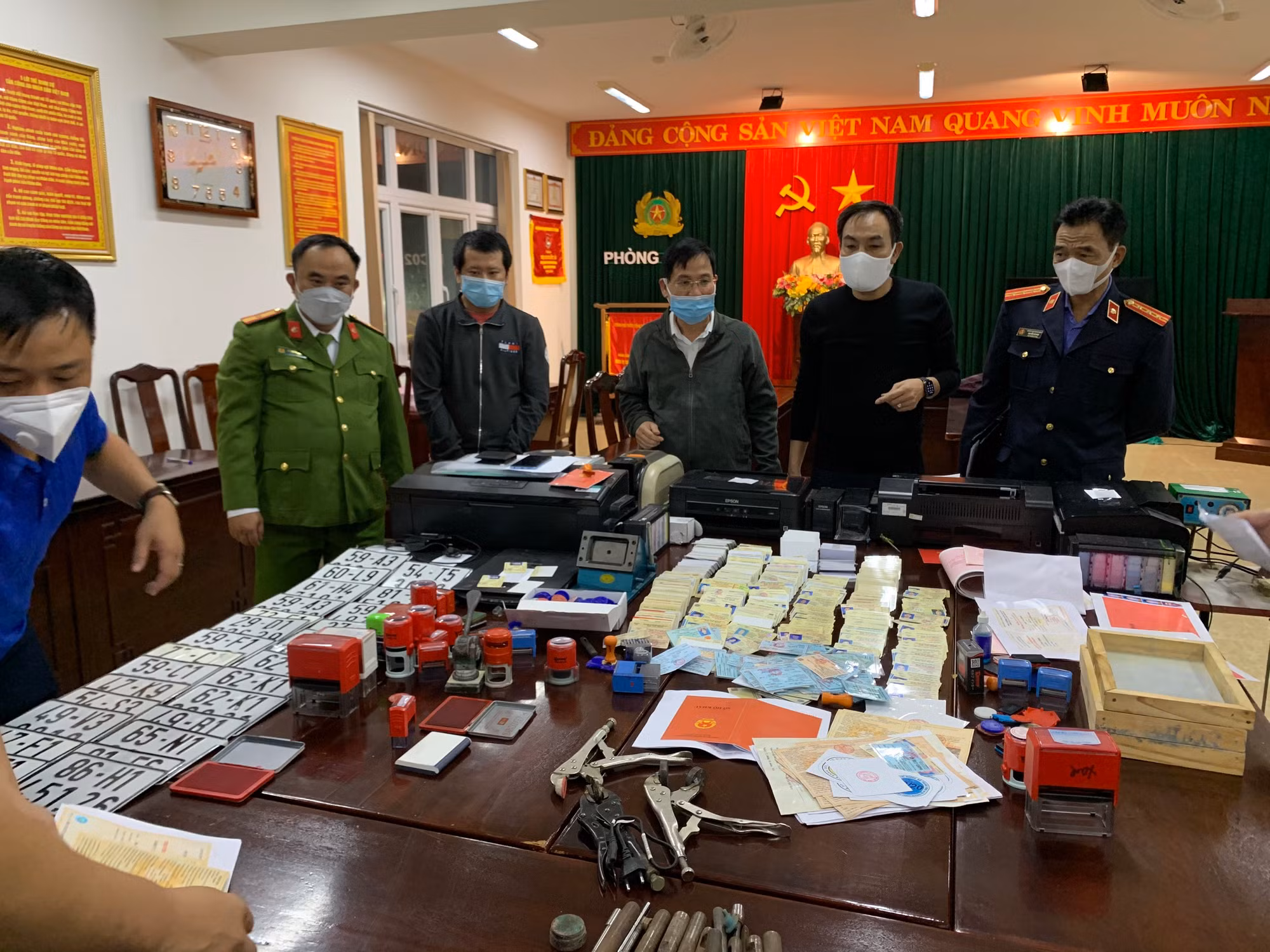 Chủ tịch tỉnh Thừa Thiên-Huế khen thưởng Ban chuyên án phá đường dây làm giả hơn 20.000 tài liệu -0