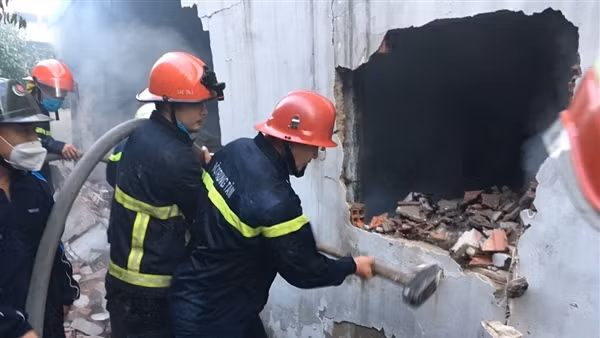 Đập tường, lấy nước hồ bơi chữa cháy kho phế liệu rộng hàng trăm mét