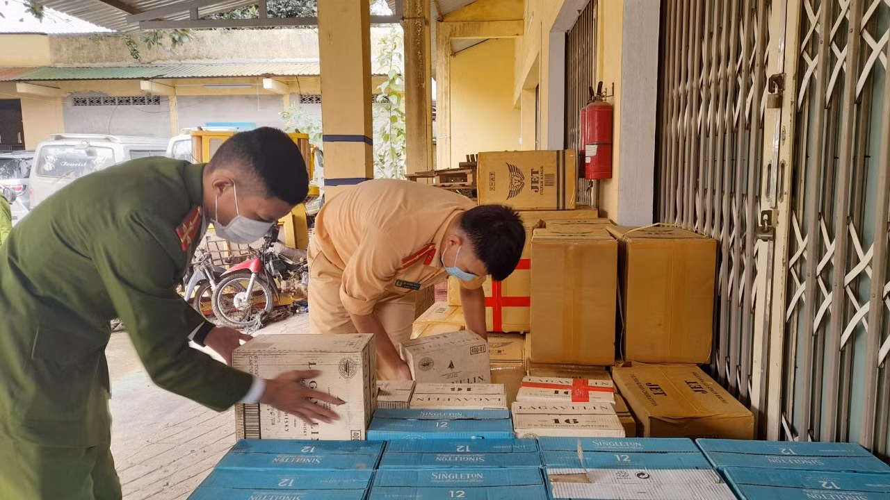 Đối tượng vận chuyển hàng lậu trị giá khoảng 830 triệu đồng, bỏ trốn vào rừng -0