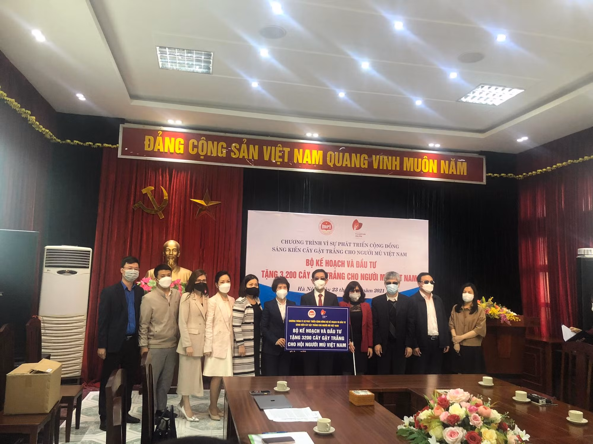 Trao tặng 3.200 cây gậy trắng cho Hội người mù Việt Nam -0