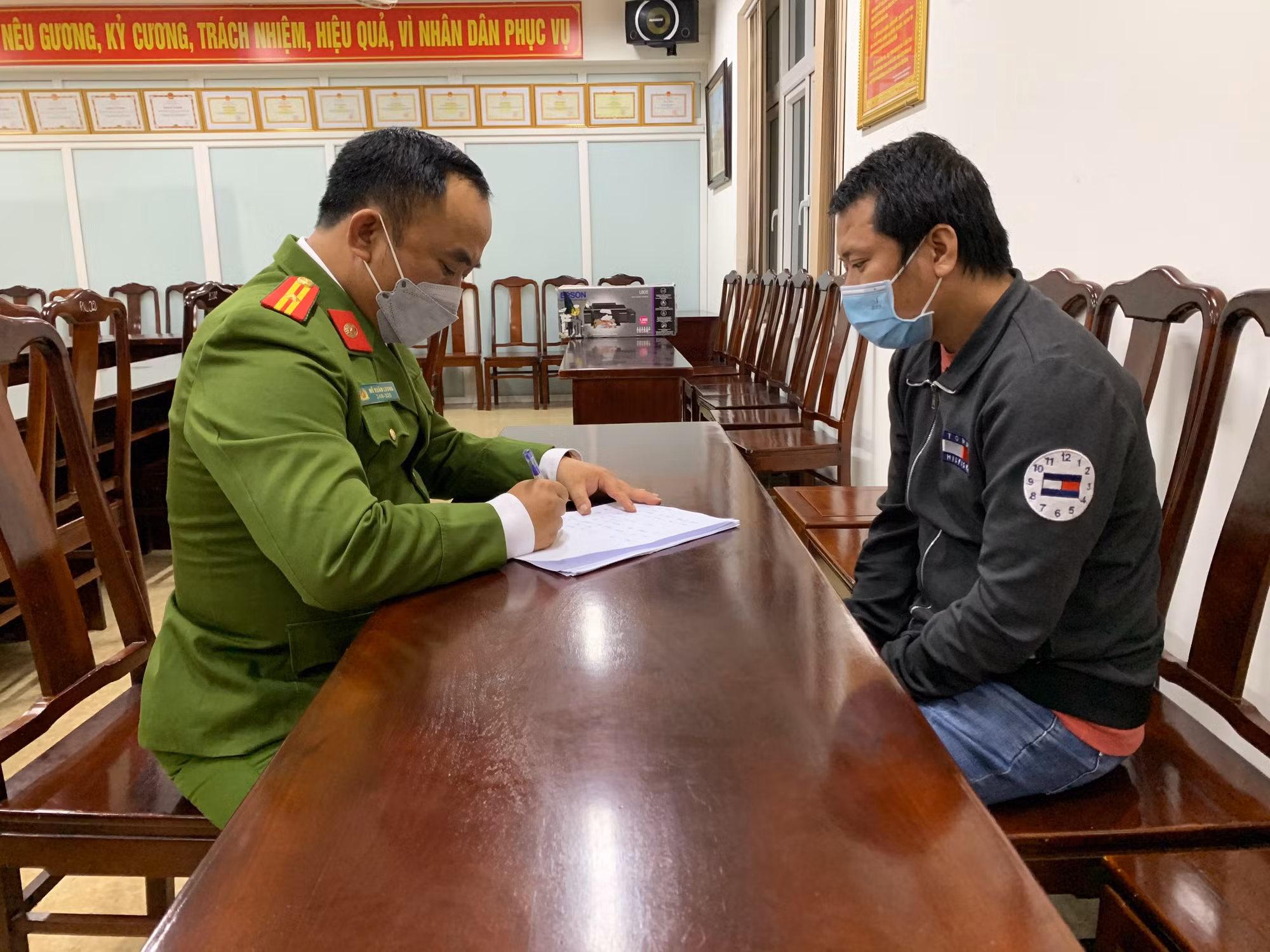 20.000 giấy tờ giả bị phát hiện như thế nào? -0