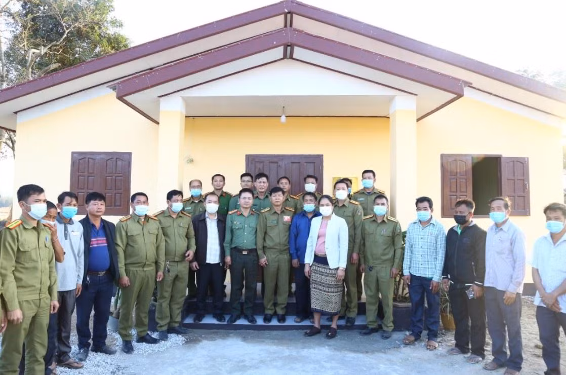 Bàn giao trụ sở Công an các bản tại Lào giáp biên giới với Hà Tĩnh -2