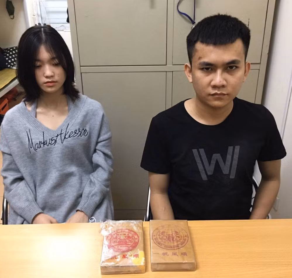 đối tượng bùi thị xuân và nguyễn chí cường cùng tang vật tại cơ quan công an.jpg -0