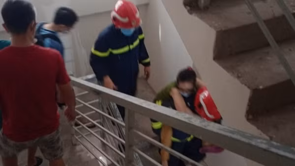 Đám cháy bùng phát tầng 14 sau cuộc cãi nhau của một cặp đôi ảnh 3