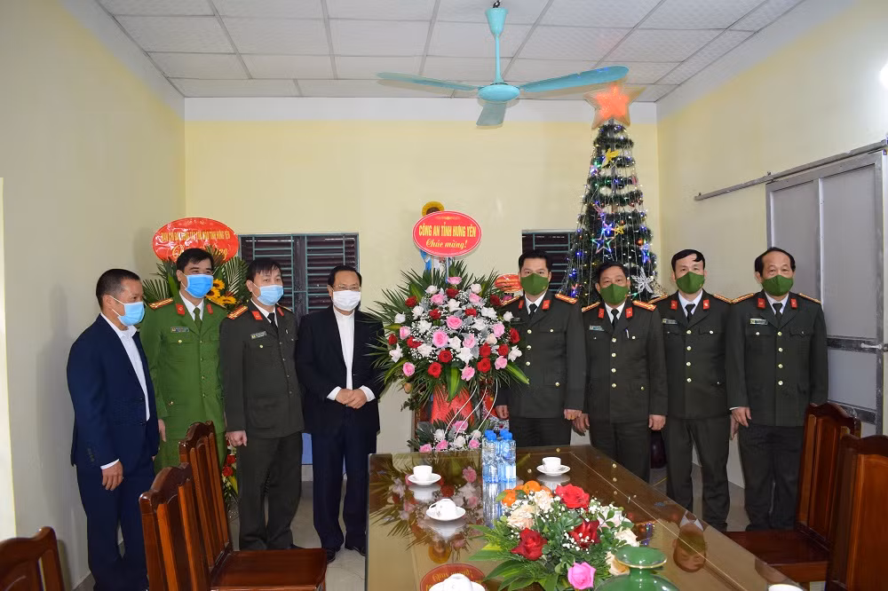 Giám đốc Công an tỉnh Hưng Yên chúc mừng các giáo xứ nhân dịp lễ Giáng sinh năm 2021 -0