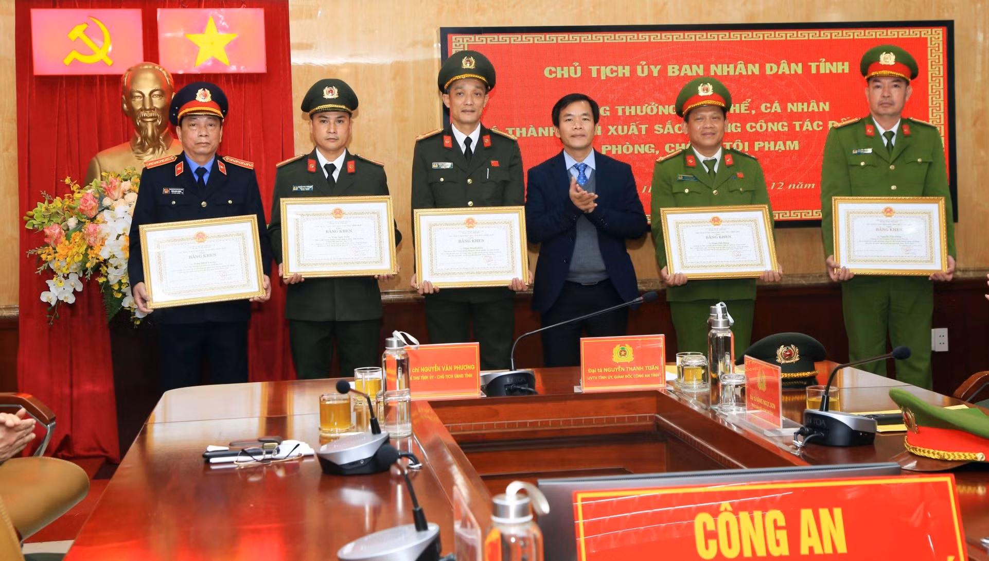 Chủ tịch tỉnh Thừa Thiên-Huế khen thưởng Ban chuyên án phá đường dây làm giả hơn 20.000 tài liệu -0