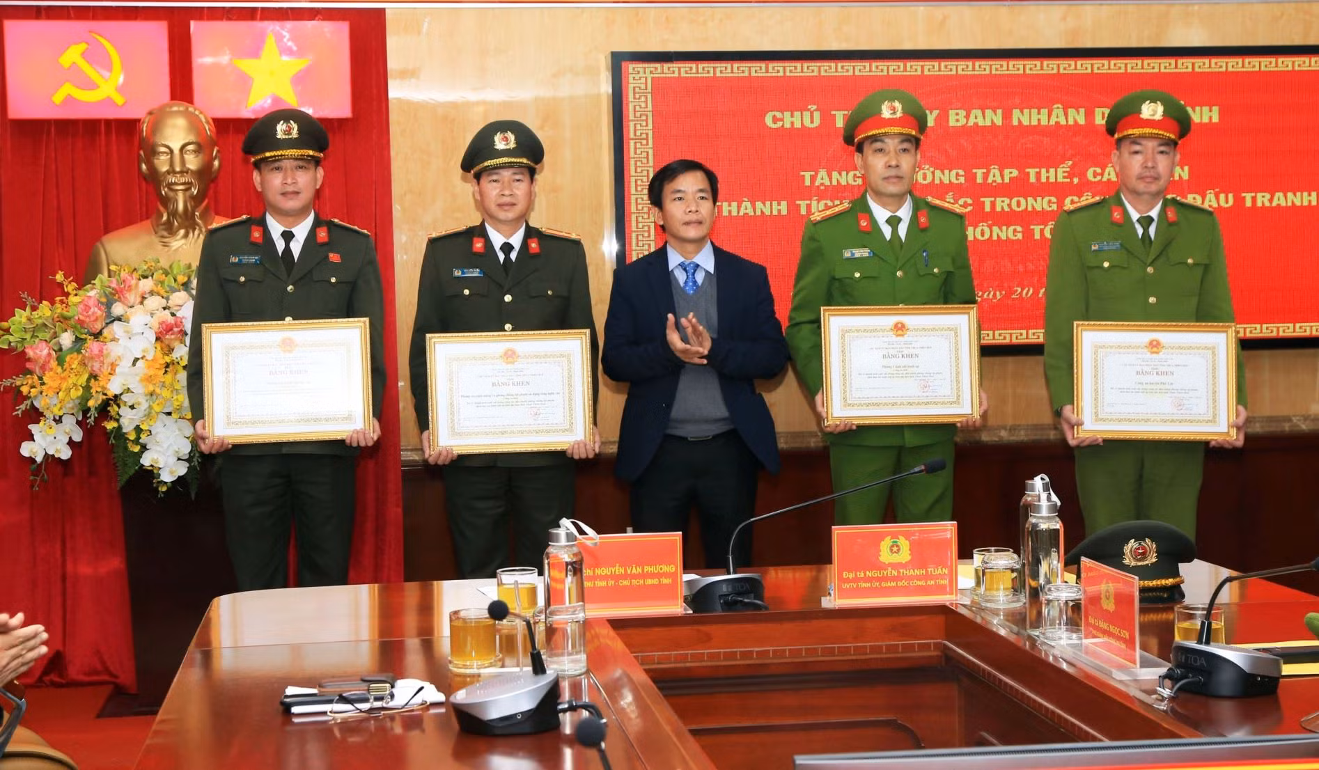 Chủ tịch tỉnh Thừa Thiên-Huế khen thưởng Ban chuyên án phá đường dây làm giả hơn 20.000 tài liệu -0