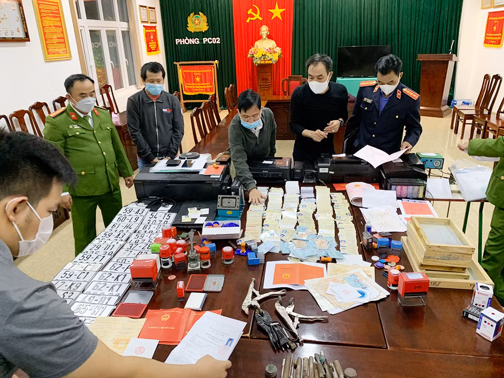 20.000 giấy tờ giả bị phát hiện như thế nào? -0