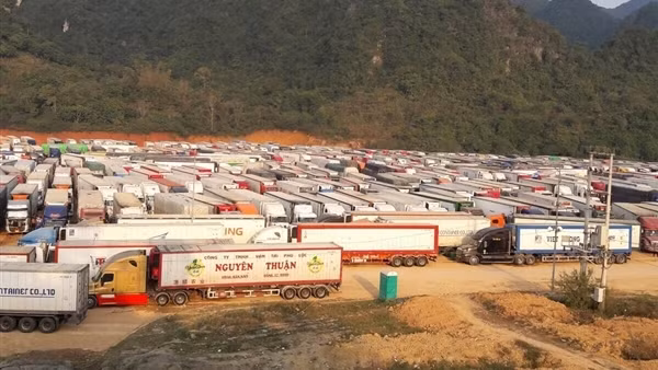 Lạng Sơn giảm phí, cấp nước và mì cho tài xế đang “mắc kẹt” tại cửa khẩu ảnh 3