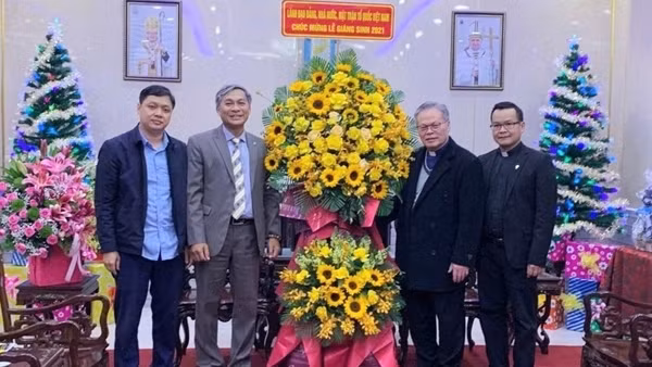 Chủ tịch nước gửi lẵng hoa chúc mừng Giáng sinh đến Tòa Tổng Giám mục Giáo phận Huế