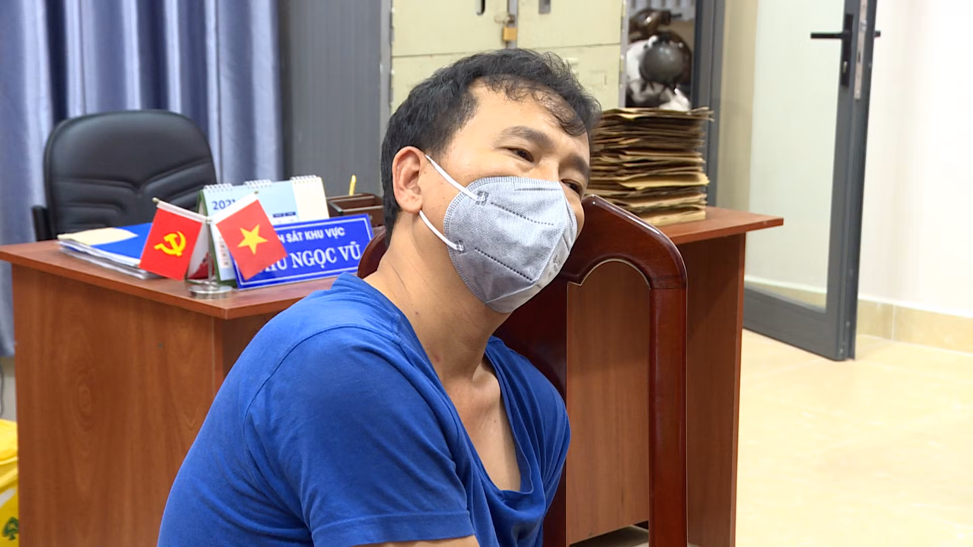 Đòi tiền không được, con nghiện ôm can xăng định đốt nhà cha mẹ -0
