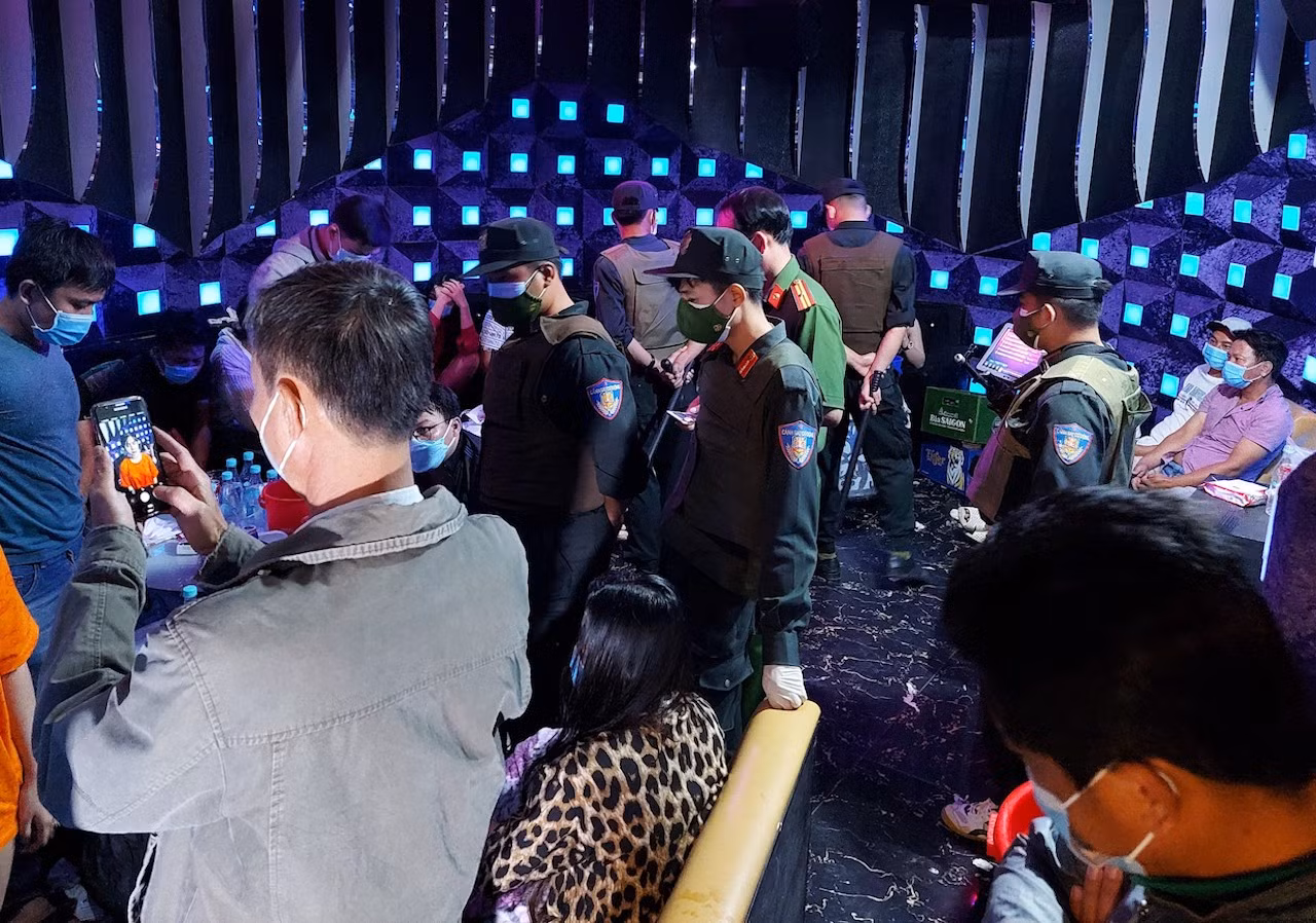 Hơn 20 người dương tính ma túy đi hát karaoke với F0 -0